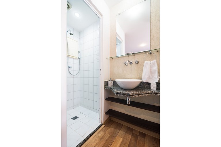 Apt close to Paulista Ave. AC & balcony on 13th F