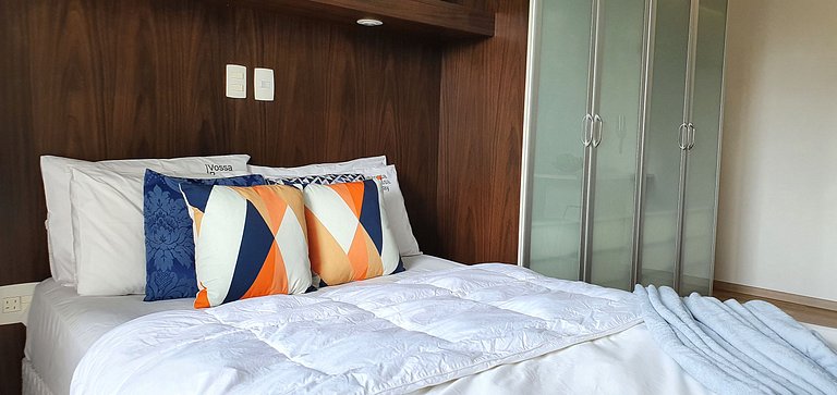 Apt close to Paulista Ave. AC & balcony on 13th Fl