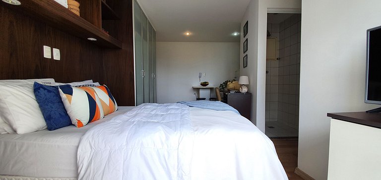 Apt close to Paulista Ave. AC & balcony on 13th Fl
