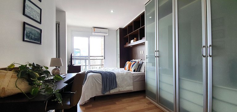 Apt close to Paulista Ave. AC & balcony on 13th Fl