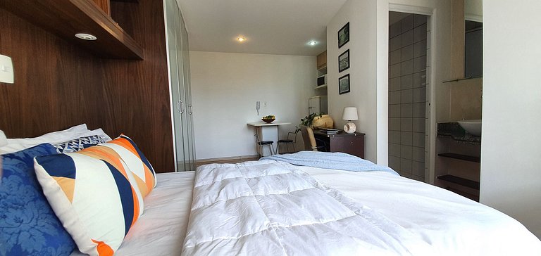 Apt close to Paulista Ave. AC & balcony on 13th F