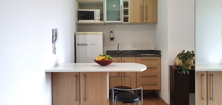 Studio c/ varanda a passos da Paulista