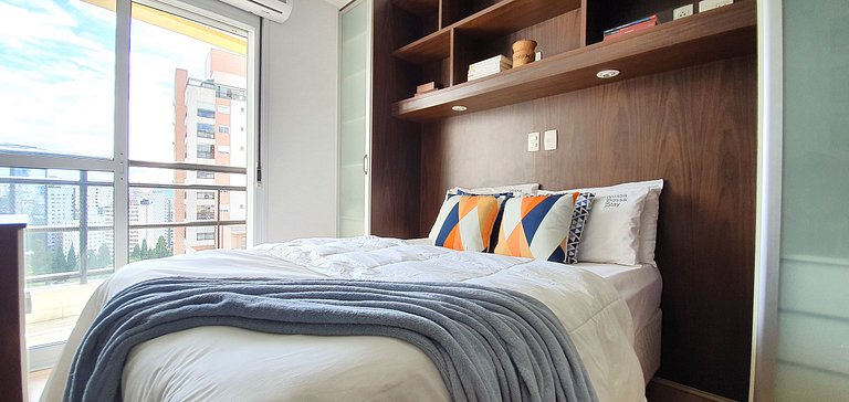 Apt close to Paulista Ave. AC & balcony on 13th Fl