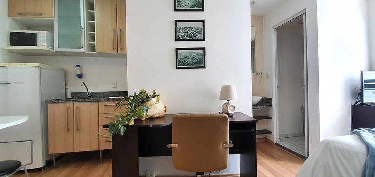 Apt close to Paulista Ave. AC & balcony on 13th Fl