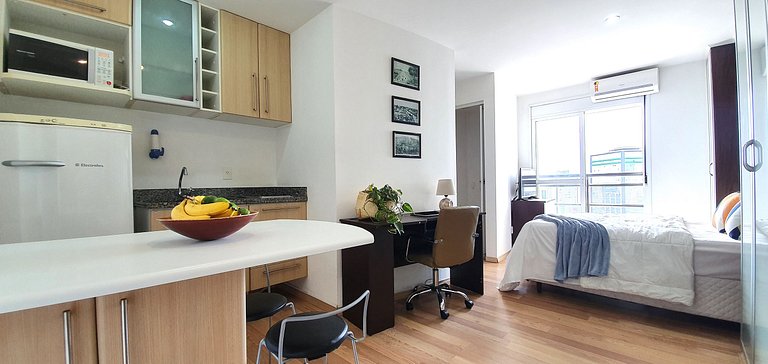 Apt close to Paulista Ave. AC & balcony on 13th Fl