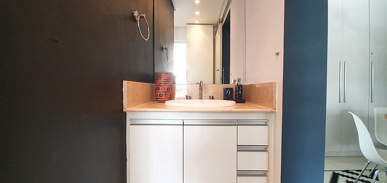MODERN AND VIBRANT 2 BLOCKS FROM Av PAULISTA