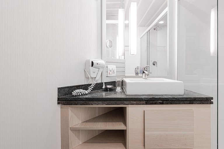 Retro flat unit in the heart of Jardins