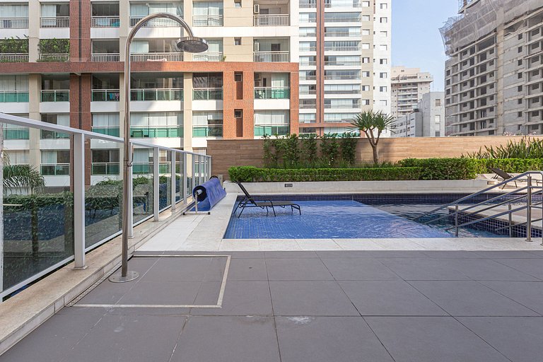 Estudio na Rua Augusta com AC, piscina e garagem.