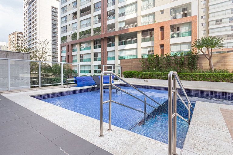 Estudio na Rua Augusta com AC, piscina e garagem.