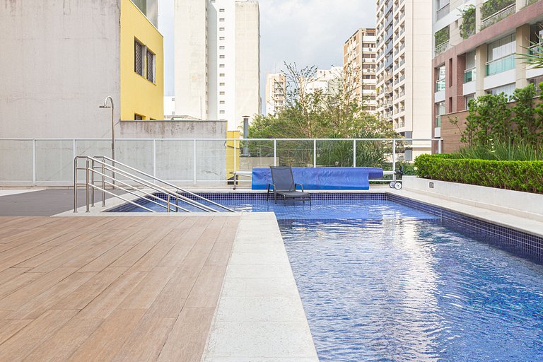 Estudio na Rua Augusta com AC, piscina e garagem.