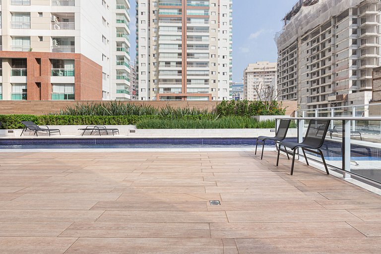 Estudio na Rua Augusta com AC, piscina e garagem.