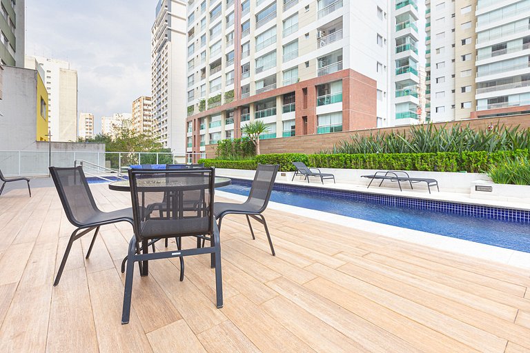 Estudio na Rua Augusta com AC, piscina e garagem.