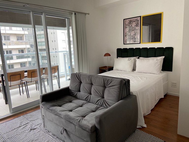 Estudio na Rua Augusta com AC, piscina e garagem.