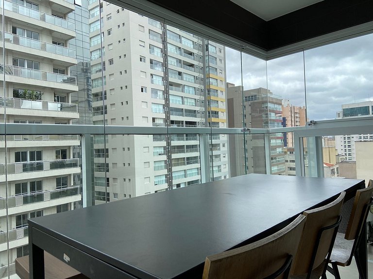 Estudio na Rua Augusta com AC, piscina e garagem.