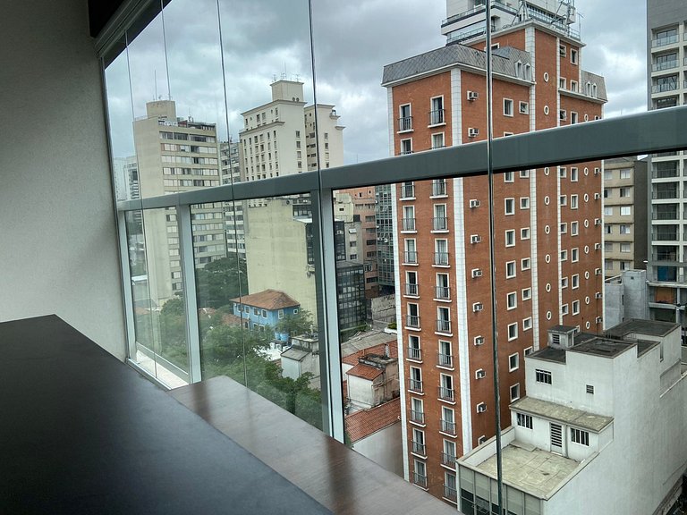 Estudio na Rua Augusta com AC, piscina e garagem.