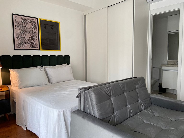 Estudio na Rua Augusta com AC, piscina e garagem.