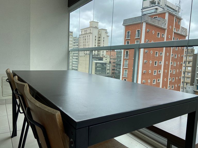 Estudio na Rua Augusta com AC, piscina e garagem.