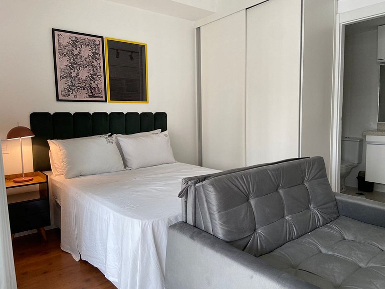 Estudio na Rua Augusta com AC, piscina e garagem.