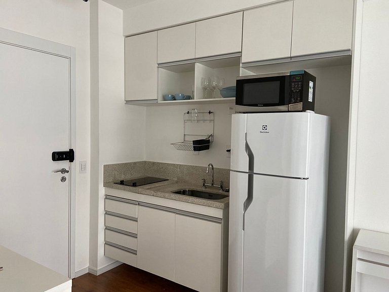 Estudio na Rua Augusta com AC, piscina e garagem.