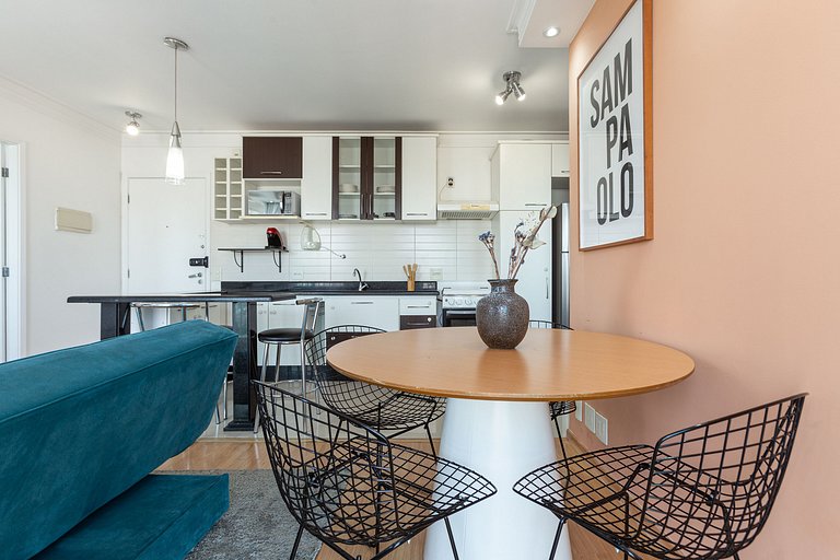 Apartamento 2 quartos em Pinheiros com garagem e AC