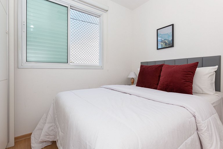 Apartamento 2 quartos em Pinheiros com garagem e AC