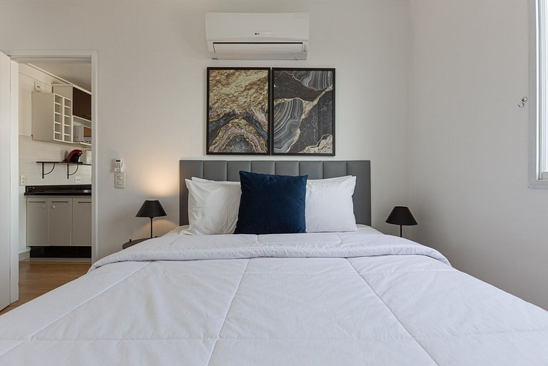 Apartamento 2 quartos em Pinheiros com garagem e AC