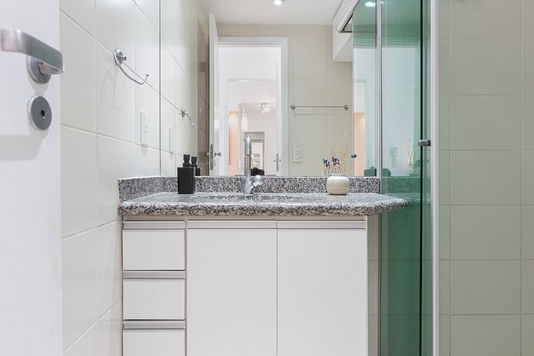 Apartamento 2 quartos em Pinheiros com garagem e AC
