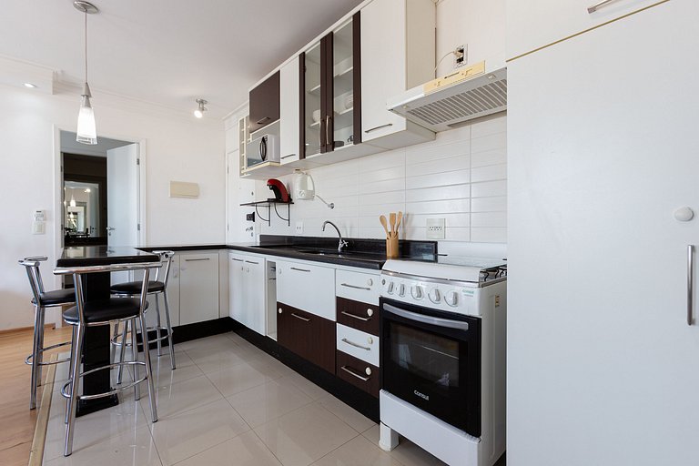 Apartamento 2 quartos em Pinheiros com garagem e AC