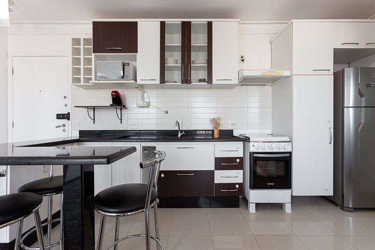 Apartamento 2 quartos em Pinheiros com garagem e AC