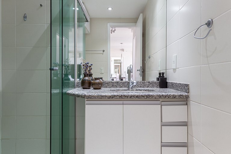Apartamento 2 quartos em Pinheiros com garagem e AC