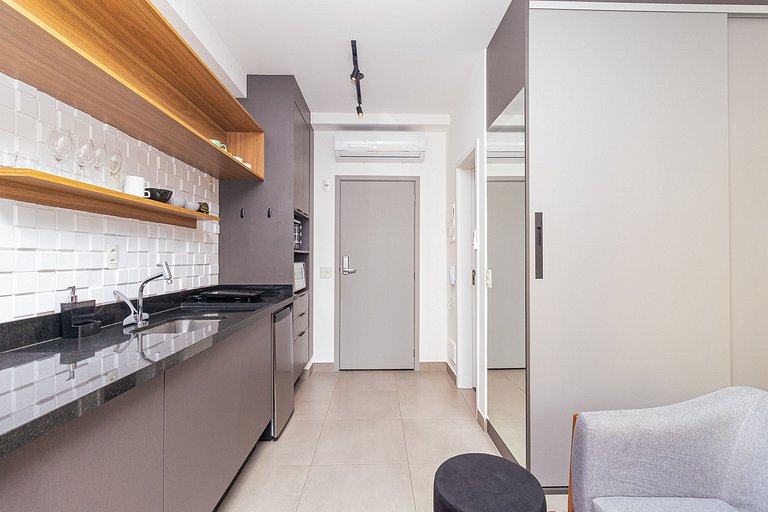 Heart of Pinheiros | AC | Pool with a view