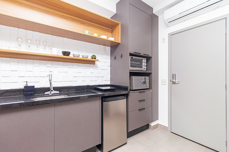 Heart of Pinheiros | AC | Pool with a view