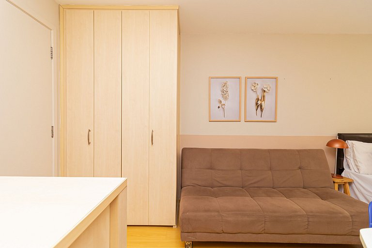 Apt close to Paulista Av. w/pool, gym on 5th Floor