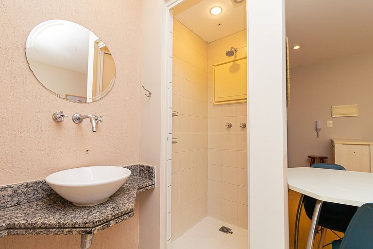 Apt close to Paulista Av. w/pool, gym on 5th Floor