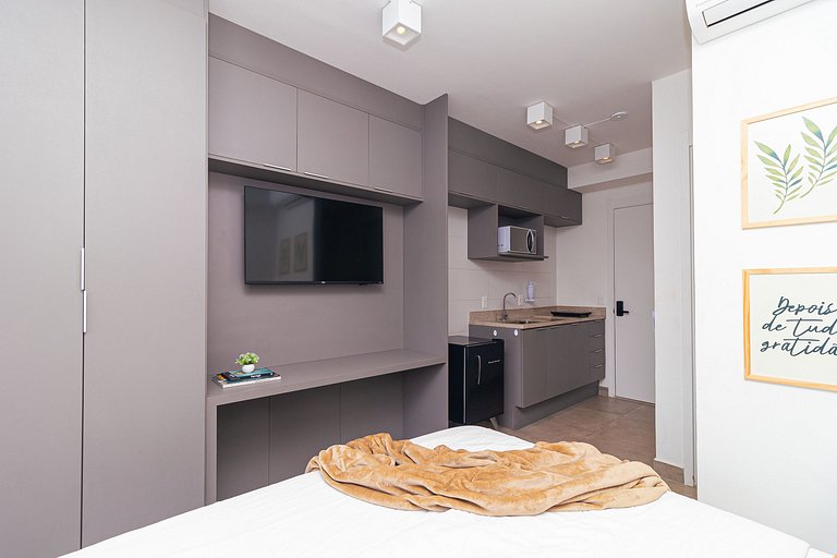 Next AV. Paulista and Sirio Libanes | balcony | AC