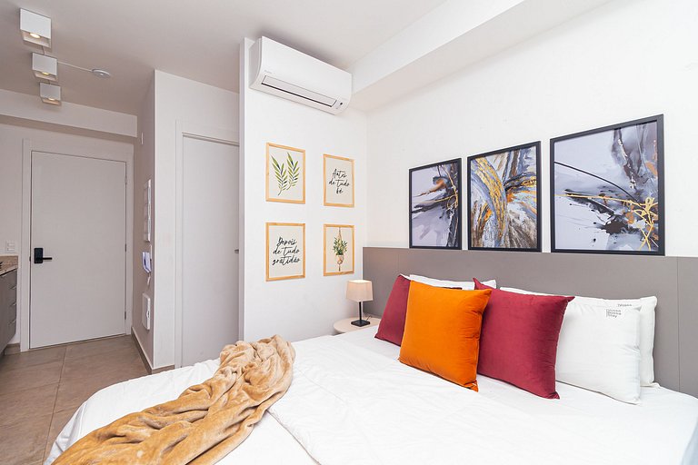 Next AV. Paulista and Sirio Libanes | balcony | AC