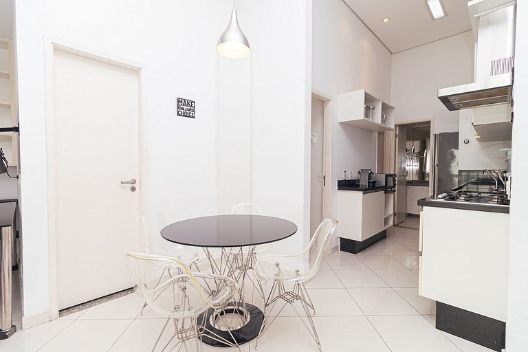 Apartamento 2 quartos em Pinheiros com garagem e AC