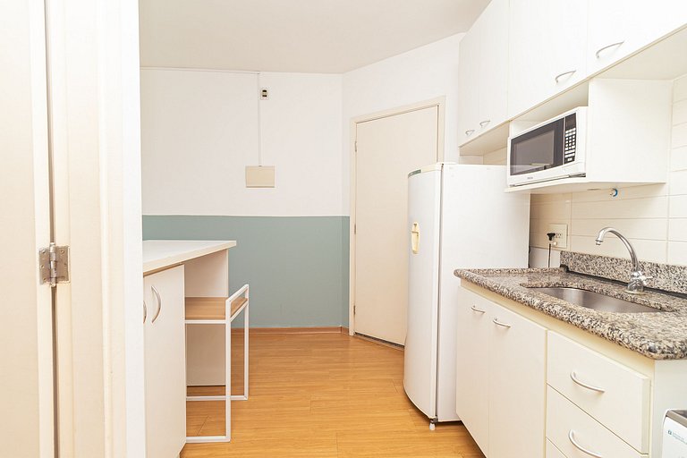 Apartamento na Benedito Calixto com garagem e AC