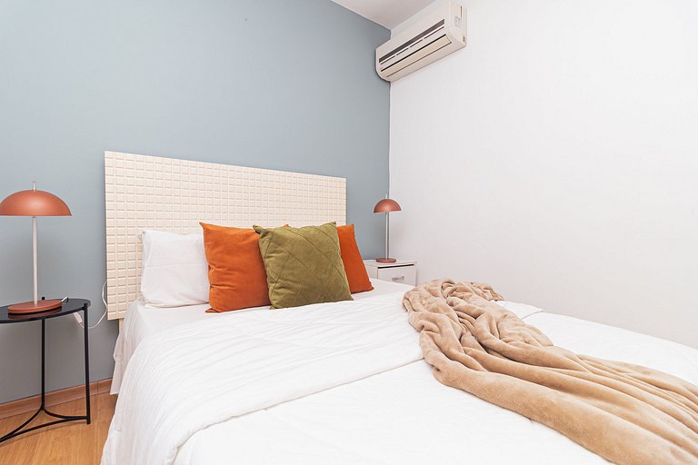 Apartamento na Benedito Calixto com garagem e AC