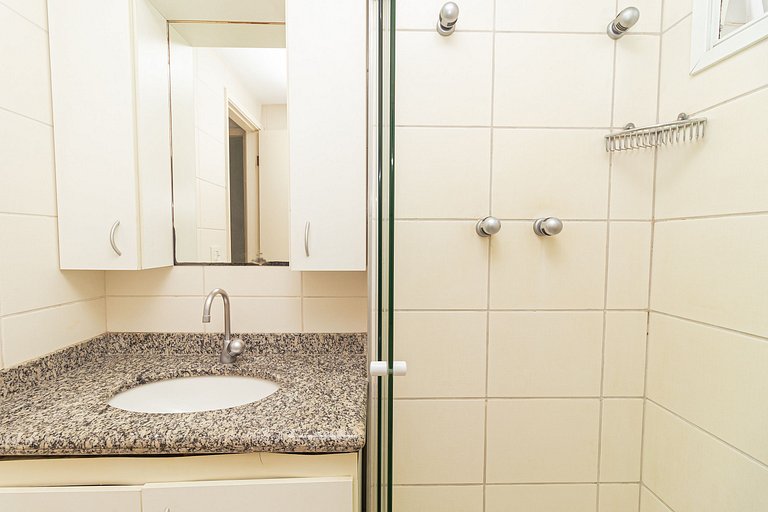Apartamento na Benedito Calixto com garagem e AC