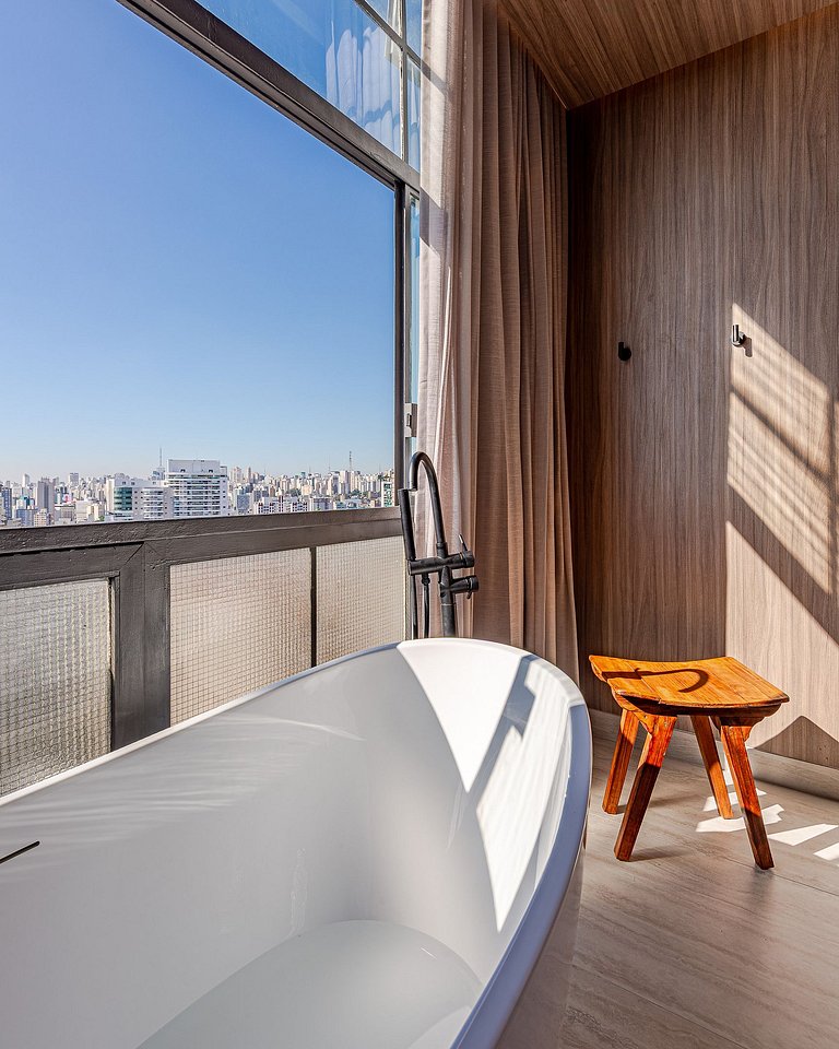 Oasis Copan: bath with a view and history!