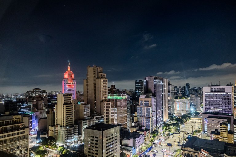 Jeri Sampa Spa: bathtub and view from the 37th fl