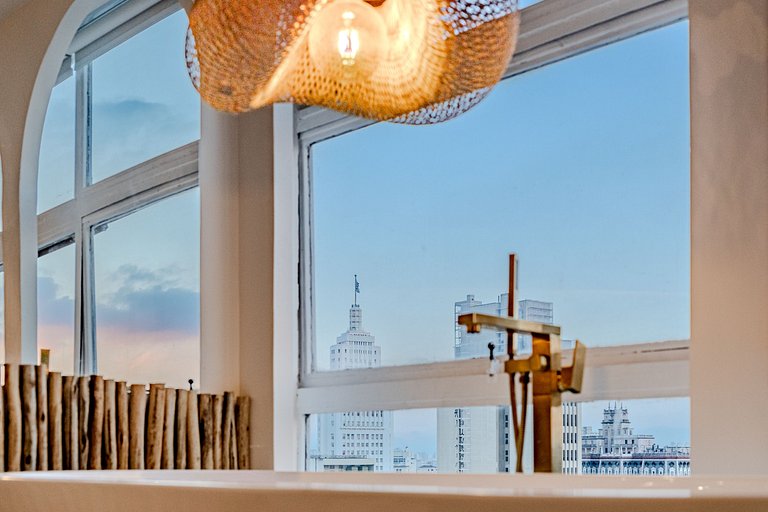 Jeri Sampa Spa: bathtub and view from the 37th fl