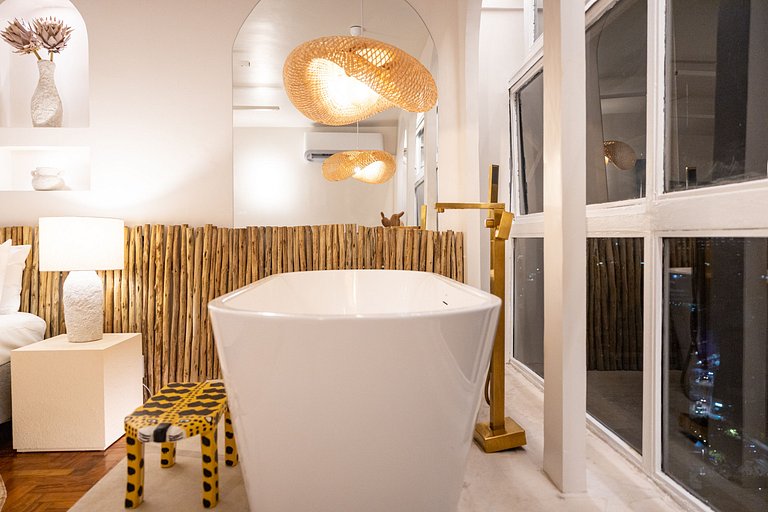 Jeri Sampa Spa: bathtub and view from the 37th fl