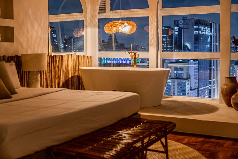 Jeri Sampa Spa: bathtub and view from the 37th fl