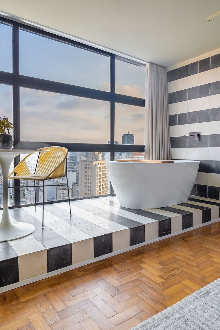 Swan SampaSky: View with bathtub from the 37th