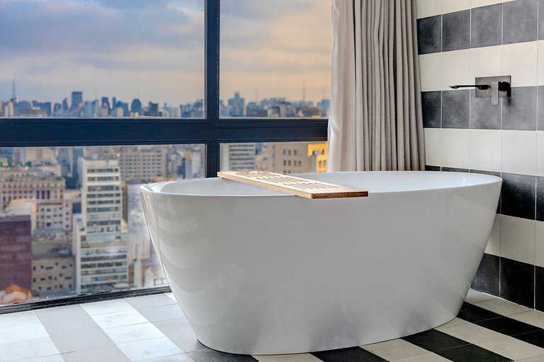 Swan SampaSky: View with bathtub from the 37th