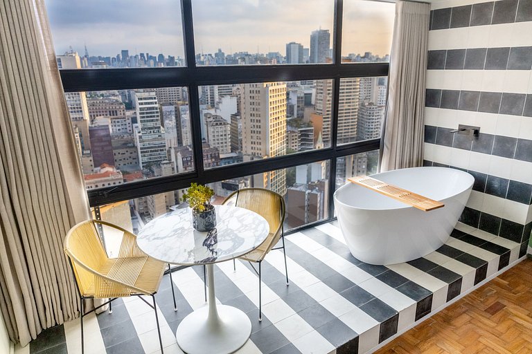 Swan SampaSky: View with bathtub from the 37th