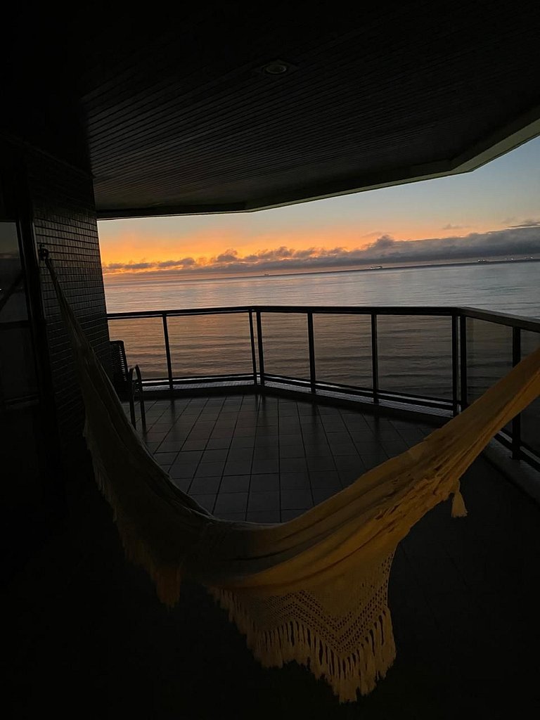 Beira-Mar Guarujá | 3 Quartos e Varanda Vista Mar