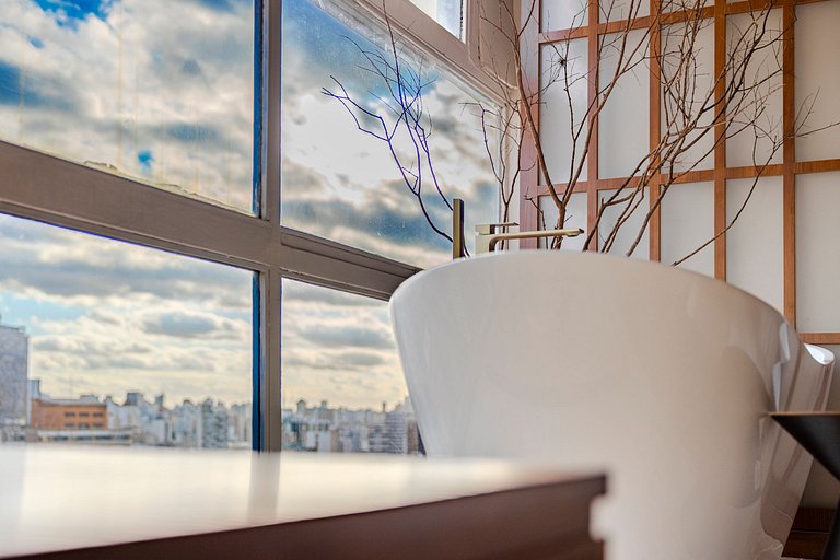 Estudio Japonés Moderno con Bañera y Vista | Centro SP